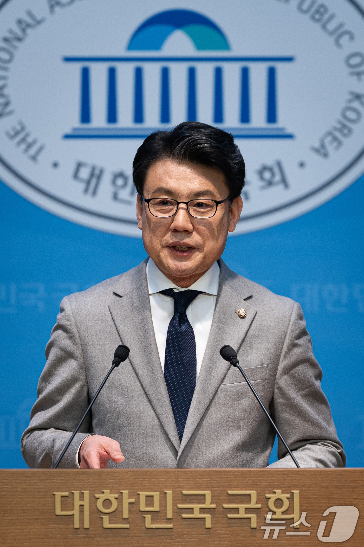 (서울=뉴스1) 유승관 기자 = 진성준 더불어민주당 원내대표 후보가 5일 서울 여의도 국회 소통관에서 정책·공약 기자회견을 하고 있다. 2026.1.5/뉴스1