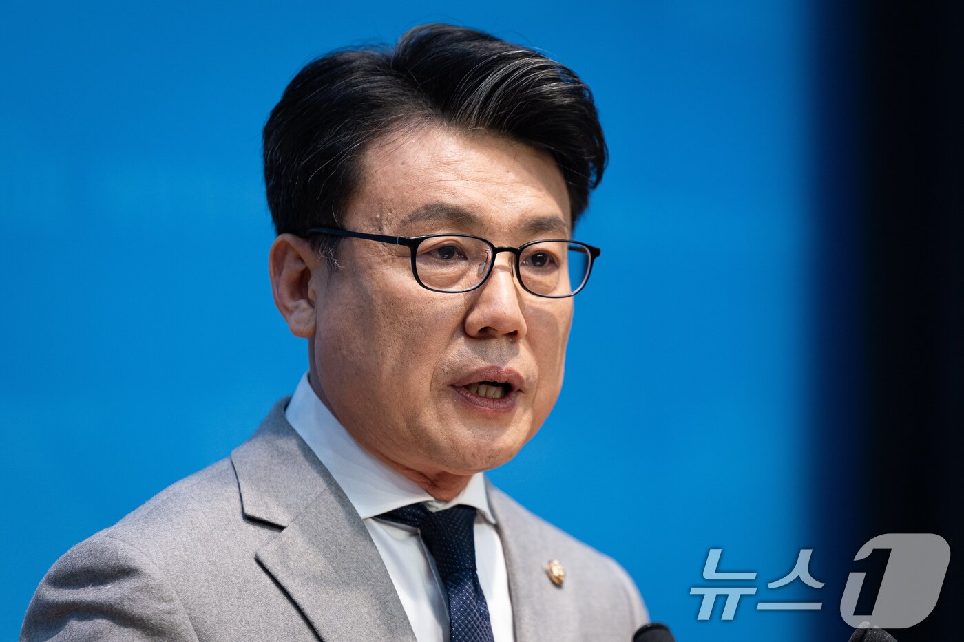 본문 이미지 - 진성준 더불어민주당 원내대표 후보가 5일 서울 여의도 국회 소통관에서 정책·공약 기자회견을 하고 있다. 2026.1.5/뉴스1 ⓒ News1 유승관 기자