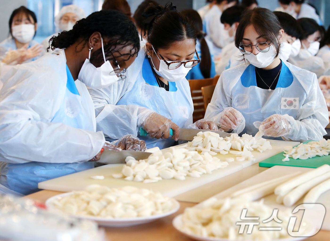 (경산=뉴스1) 공정식 기자 = 5일 오후 영남대 경산캠퍼스 학생회관에서 열린 '제5회 사랑의 떡국 나눔' 행사에 참여한 외국인 유학생들이 가래떡을 썰고 있다.새해를 맞아 영남대 …