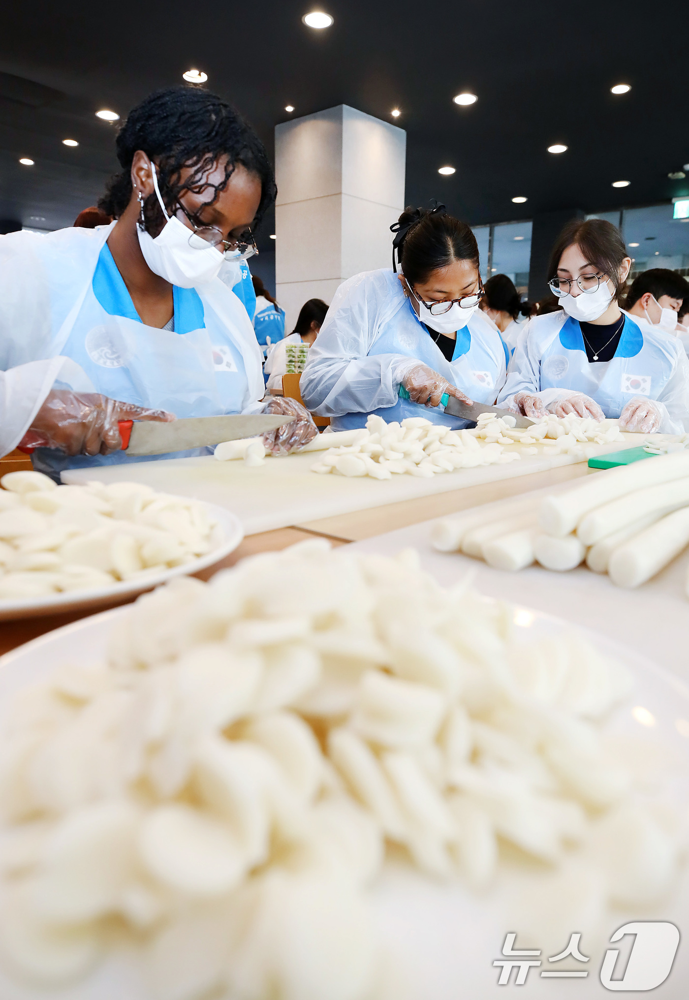 (경산=뉴스1) 공정식 기자 = 5일 오후 영남대 경산캠퍼스 학생회관에서 열린 '제5회 사랑의 떡국 나눔' 행사에 참여한 외국인 유학생들이 가래떡을 썰고 있다.새해를 맞아 영남대 …