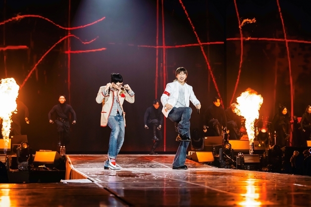 대성 솔로 공연서 뭉친 GD·태양…팬들 뜨거운 함성 "감사"