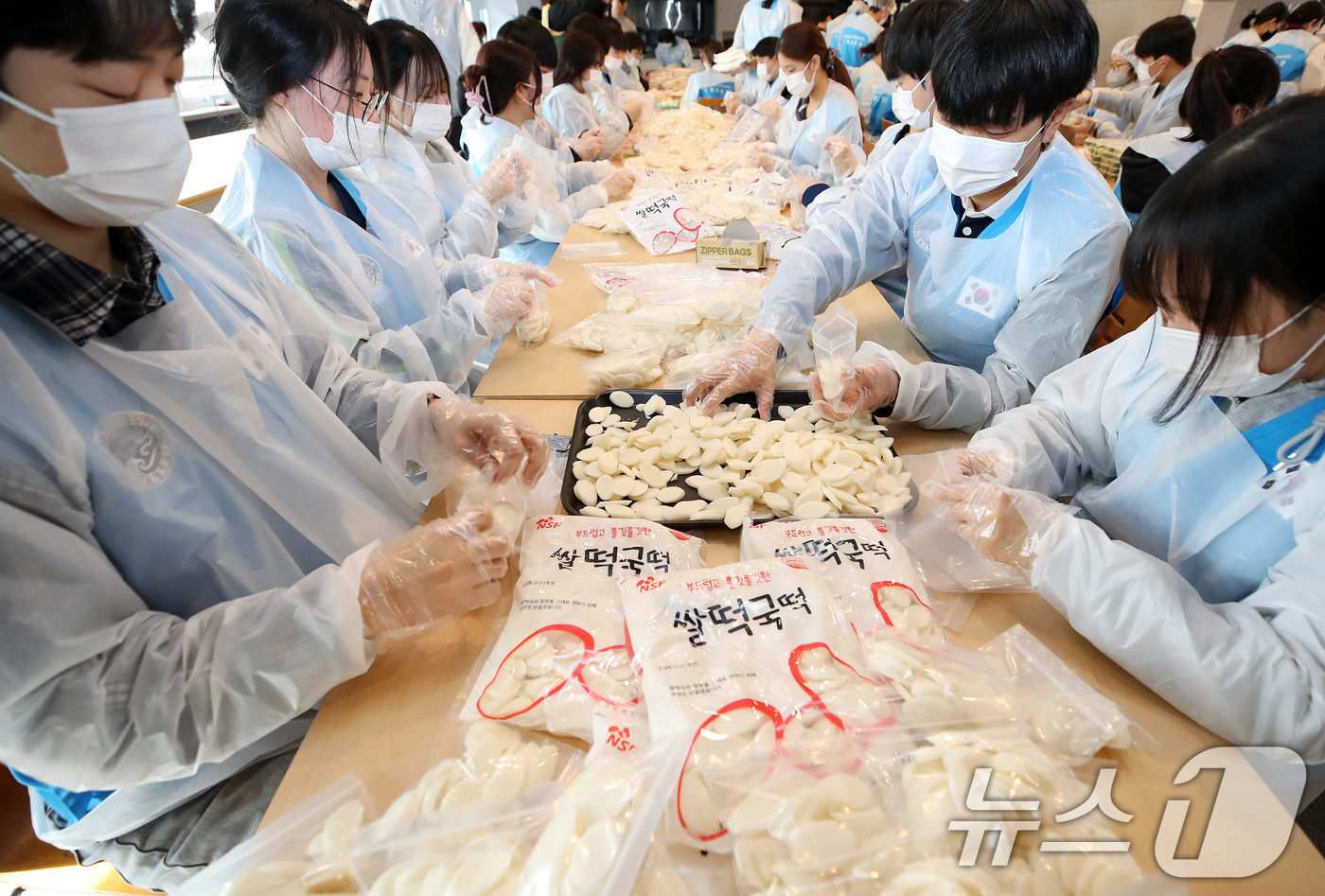 (경산=뉴스1) 공정식 기자 = 5일 오후 영남대 경산캠퍼스 학생회관에서 열린 '제5회 사랑의 떡국 나눔' 행사에 참여한 학생들이 어려운 이웃에게 전달할 떡국 밀키트를 포장하고 있 …