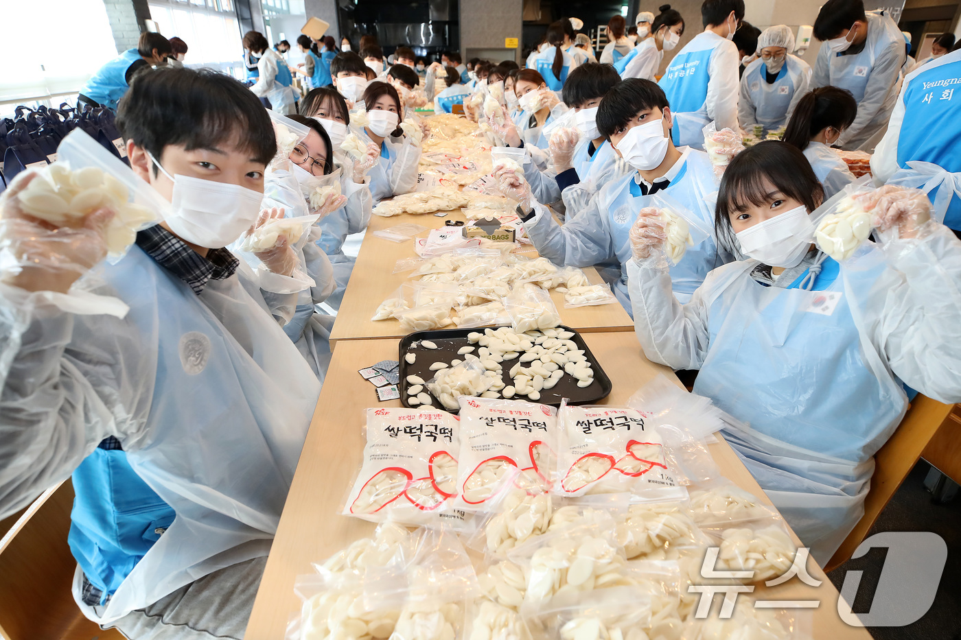 (경산=뉴스1) 공정식 기자 = 5일 오후 영남대 경산캠퍼스 학생회관에서 열린 '제5회 사랑의 떡국 나눔' 행사에 참여한 학생들이 떡국 밀키트를 들어 보이고 있다.새해를 맞아 영남 …