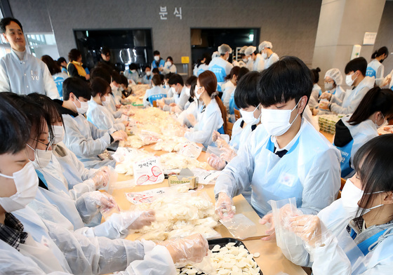 영남대 사회공헌단 봉사대 "어려운 이웃과 떡국 나눠요"