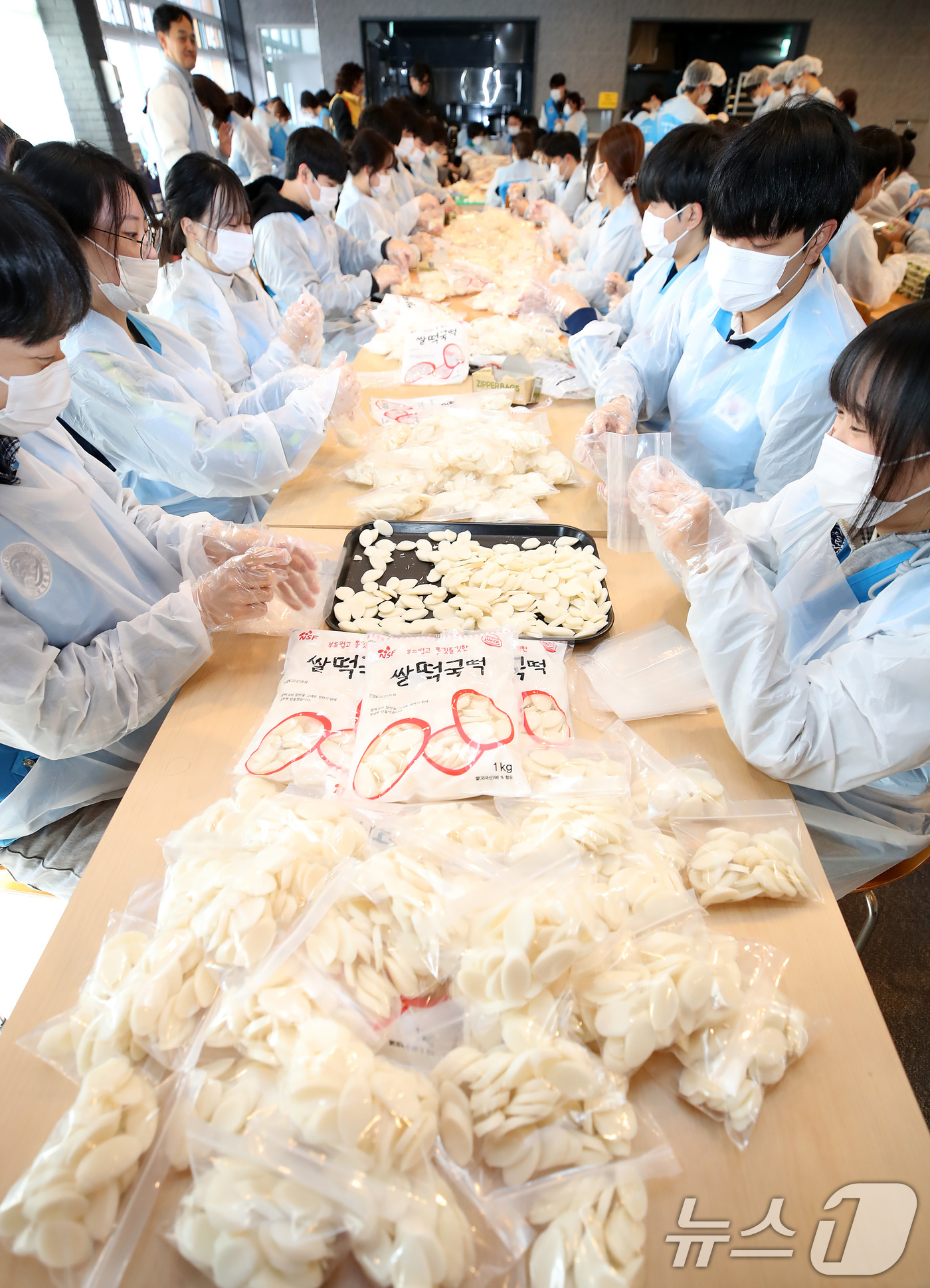 (경산=뉴스1) 공정식 기자 = 5일 오후 영남대 경산캠퍼스 학생회관에서 열린 '제5회 사랑의 떡국 나눔' 행사에 참여한 학생들이 어려운 이웃에게 전달할 떡국 밀키트를 포장하고 있 …