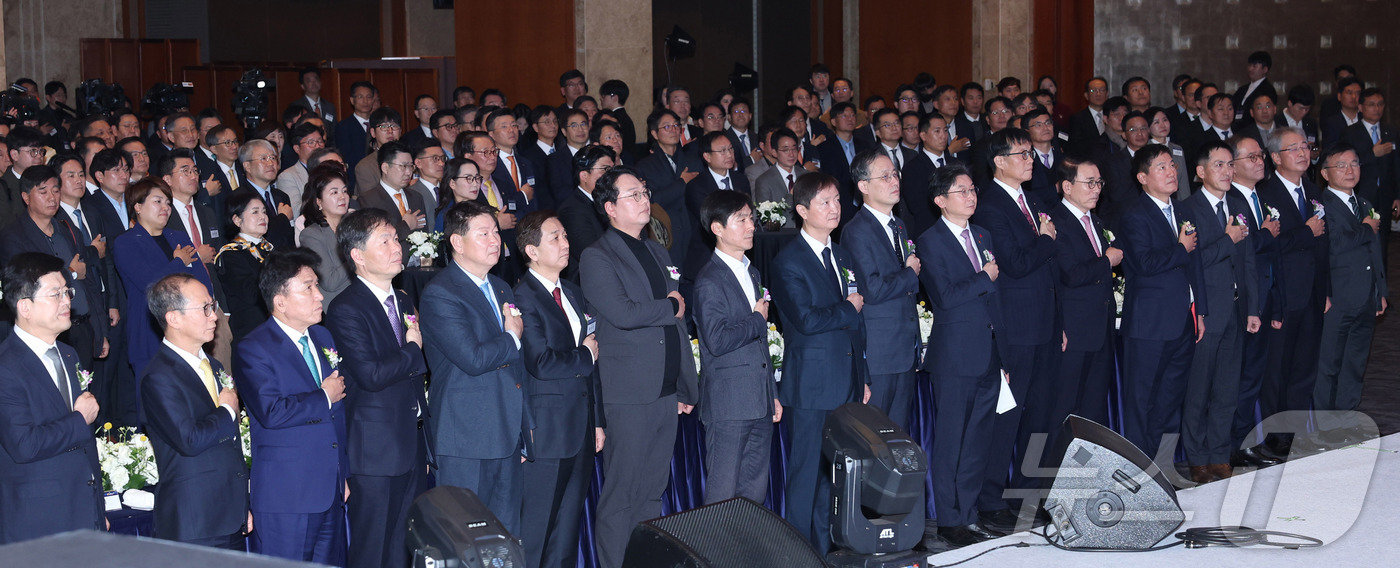 (서울=뉴스1) 이광호 기자 = 5일 서울 중구 롯데호텔에서 열린 ‘2026년 범금융 신년인사회’에서 이억원 금융위원회 위원장(왼쪽 열한 번째), 이찬진 금융감독원장(왼쪽 아홉 번 …