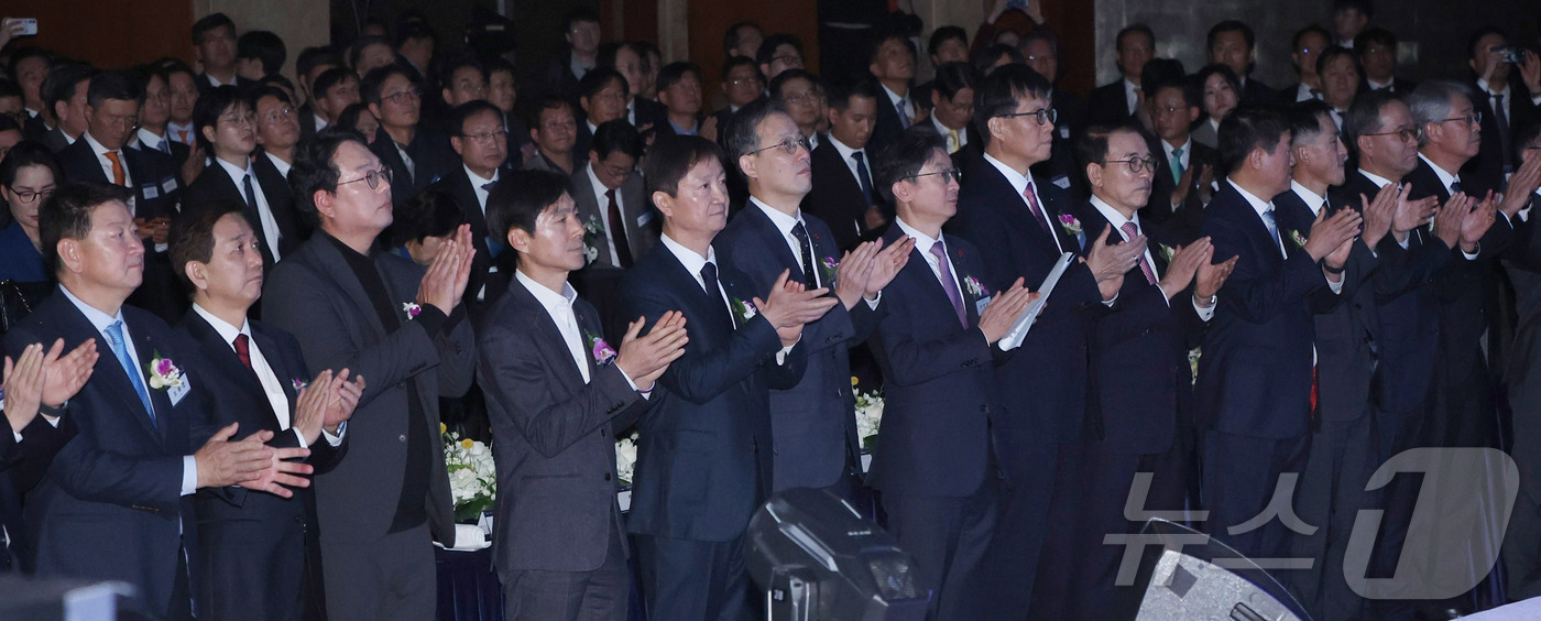 (서울=뉴스1) 이광호 기자 = 5일 서울 중구 롯데호텔에서 열린 ‘2026년 범금융 신년인사회’에서 이억원 금융위원회 위원장(왼쪽 일곱 번째), 이찬진 금융감독원장(왼쪽 다섯 번 …