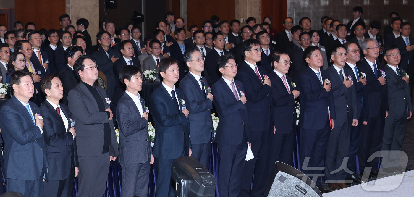 (서울=뉴스1) 이광호 기자 = 5일 서울 중구 롯데호텔에서 열린 ‘2026년 범금융 신년인사회’에서 이억원 금융위원회 위원장(왼쪽 일곱 번째), 이찬진 금융감독원장(왼쪽 다섯 번 …