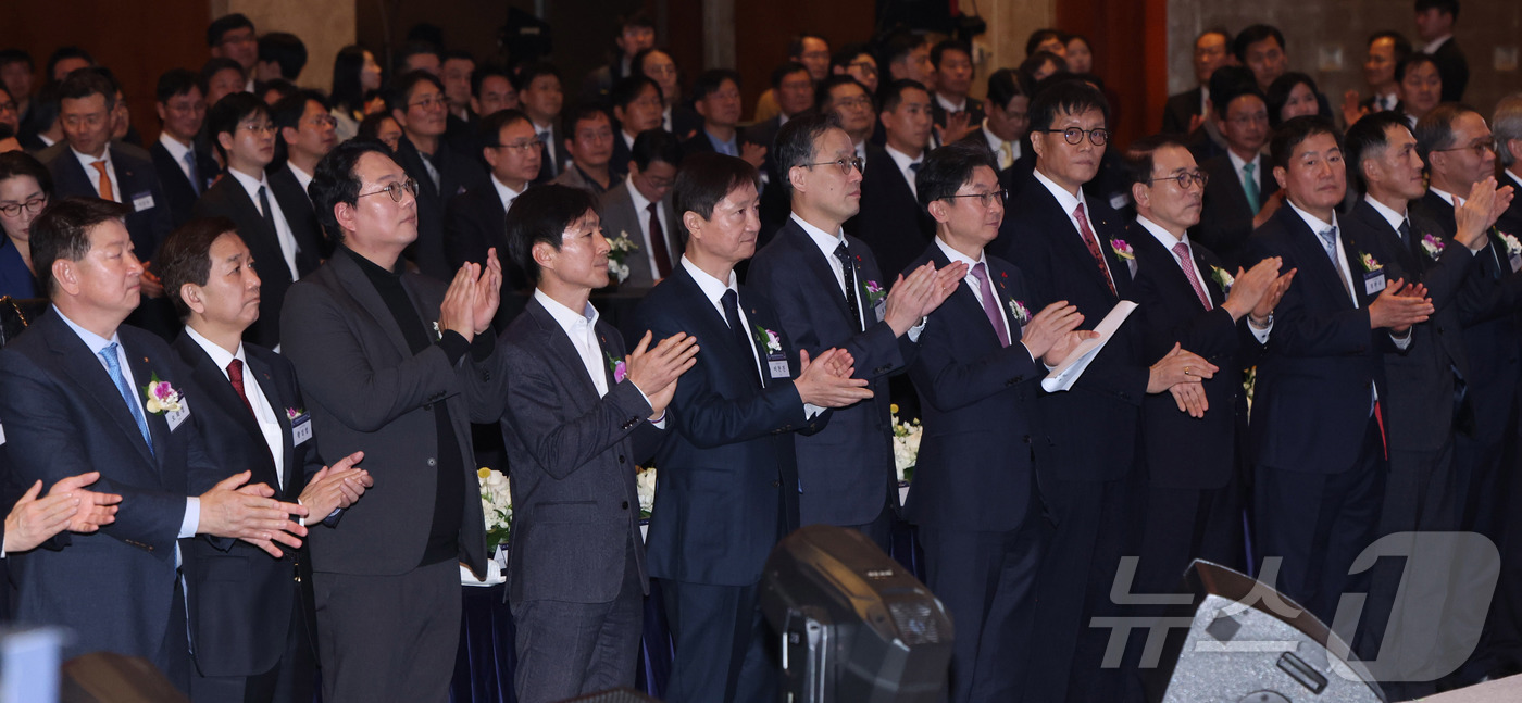 (서울=뉴스1) 이광호 기자 = 5일 서울 중구 롯데호텔에서 열린 ‘2026년 범금융 신년인사회’에서 이억원 금융위원회 위원장(왼쪽 일곱 번째), 이찬진 금융감독원장(왼쪽 다섯 번 …