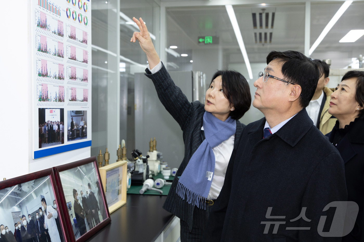 (서울=뉴스1) = 김성환 기후에너지환경부 장관이 5일 중국 베이징 소재 한·중 환경협력센터를 방문해 한·중연합환경연구실험실에서 미세먼지 분석 등 실험장비를 살펴보고 있다. (기후 …