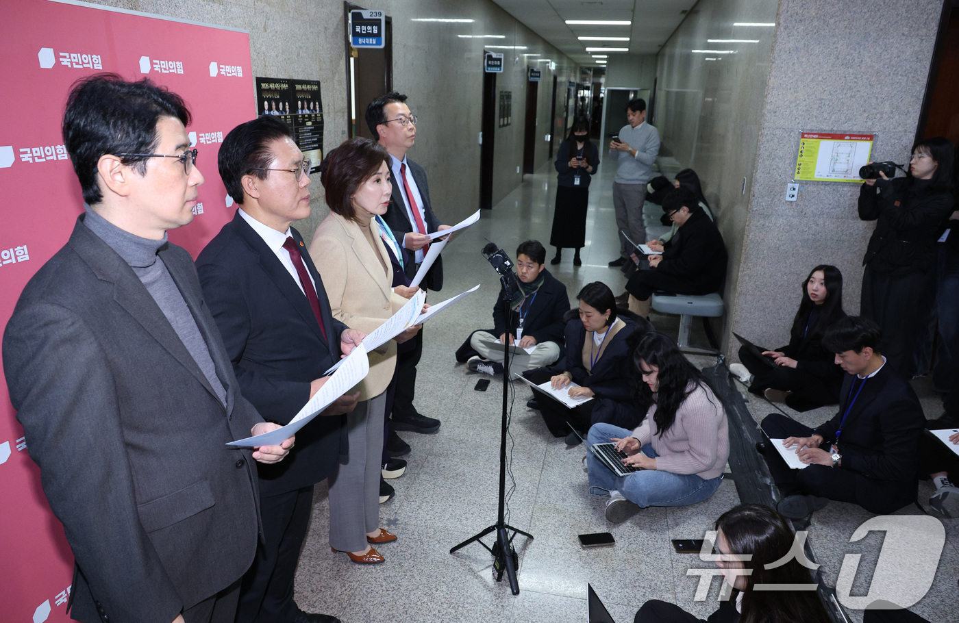 (서울=뉴스1) 신웅수 기자 = 나경원 의원을 비롯한 국민의힘 법제사법위원회 소속 의원들이 5일 서울 여의도 국회에서 민주당의 일방적 법사위 회의 취소 통보를 규탄하고 있다.  2 …