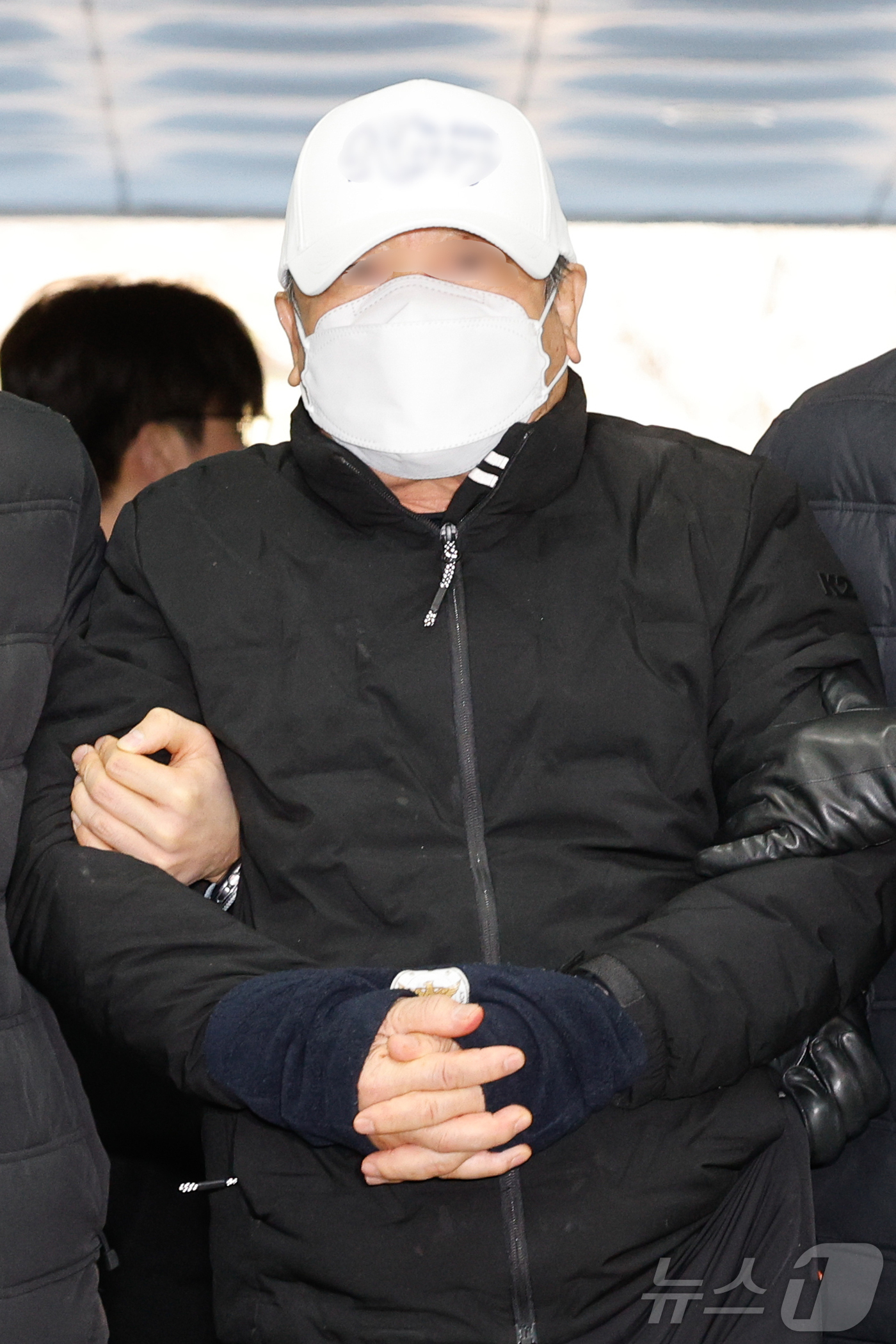 (서울=뉴스1) 안은나 기자 = 서울 종각역 인근에서 차량 돌진 사고로 15명의 사상자를 낸 70대 남성 택시 운전사가 5일 오후 서울 서초구 중앙지방법원에서 열린 교통사고처리 특 …