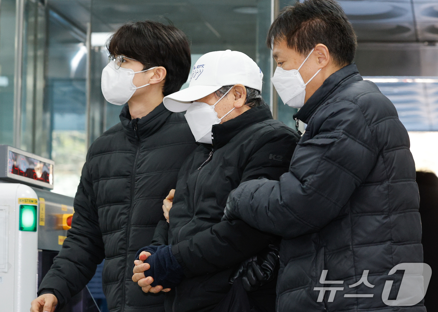 (서울=뉴스1) 안은나 기자 = 서울 종각역 인근에서 차량 돌진 사고로 15명의 사상자를 낸 70대 남성 택시 운전사가 5일 오후 서울 서초구 중앙지방법원에서 열린 교통사고처리 특 …