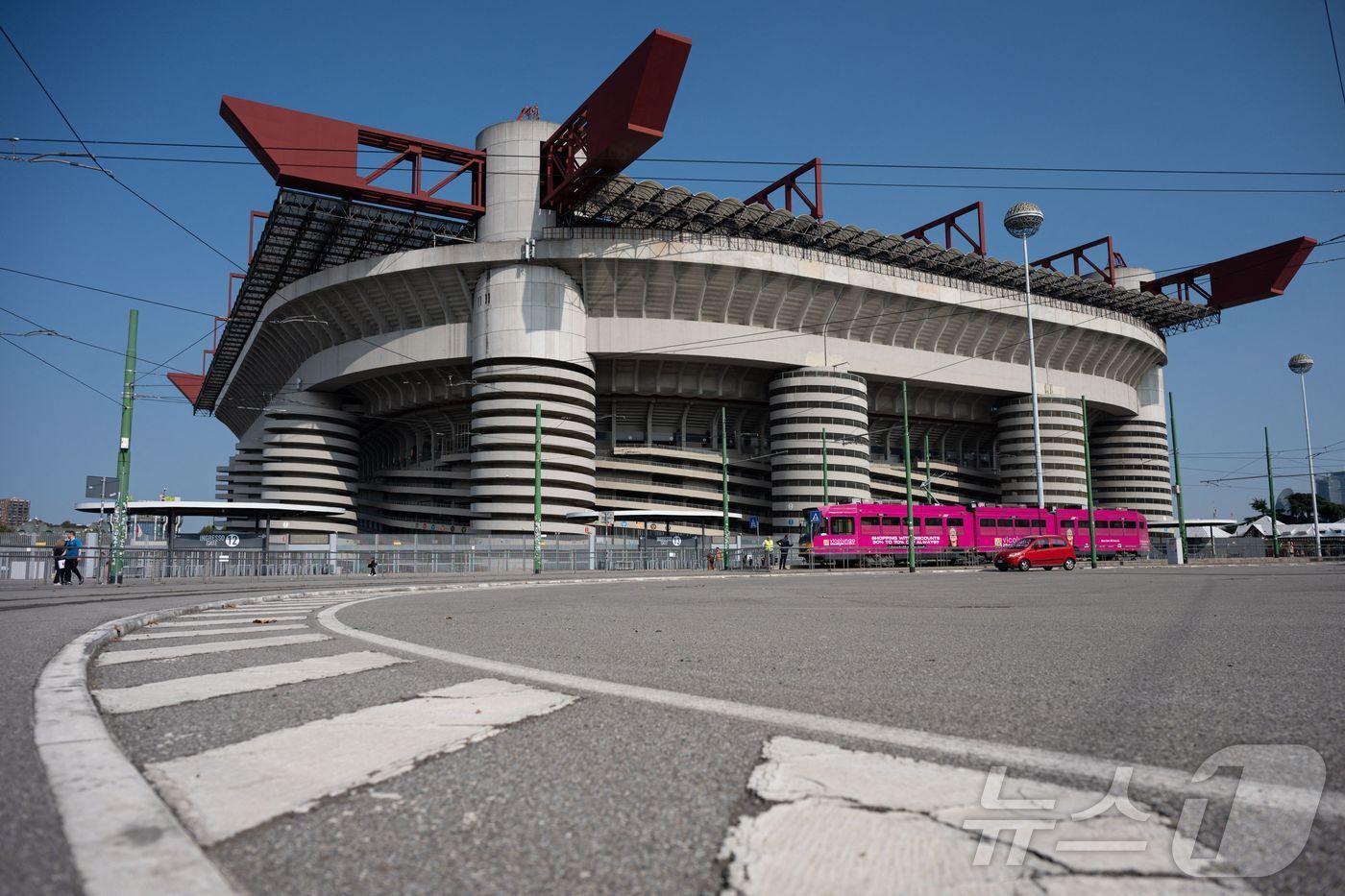 본문 이미지 - 2026 밀라노·코르티나담페초 동계 올림픽 개회식이 열리는 산 시로 스타디움.ⓒ AFP=뉴스1