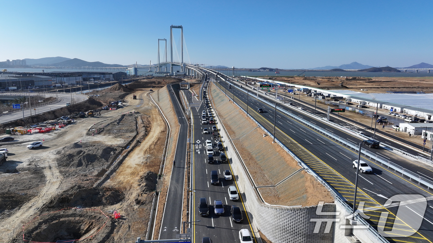(인천=뉴스1) 이호윤 기자 = 인천 영종도와 육지를 잇는 세 번째 교량인 제3연륙교가 공식 명칭을 정하지 못하고 5일 개통을 맞이했다. 인천시는 제3연륙교의 이름을 ‘청라하늘대교 …