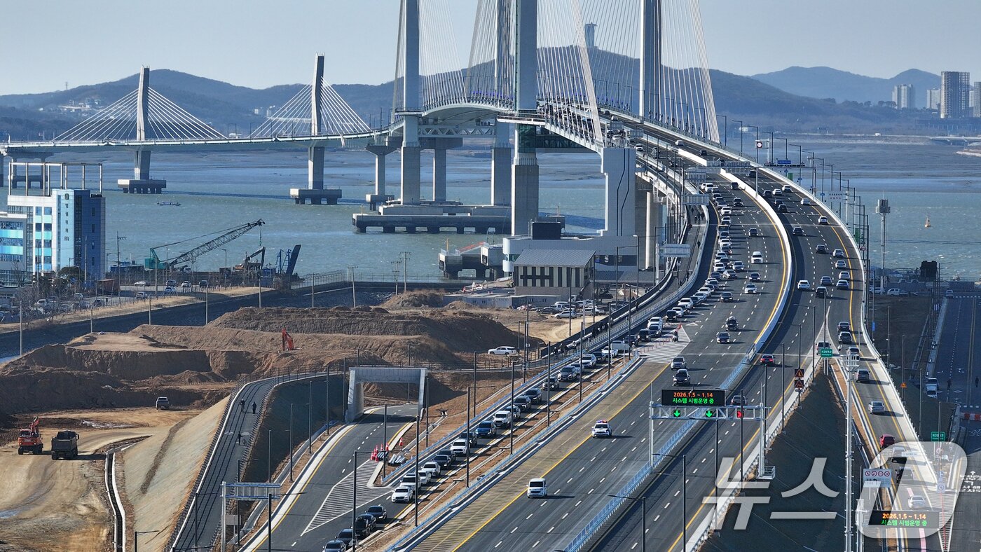 본문 이미지 - 인천 제3연륙교가 개통된 5일 차량들이 제3연륙교를 통행하고 있다. 2026.1.5/뉴스1 ⓒ News1 이호윤 기자