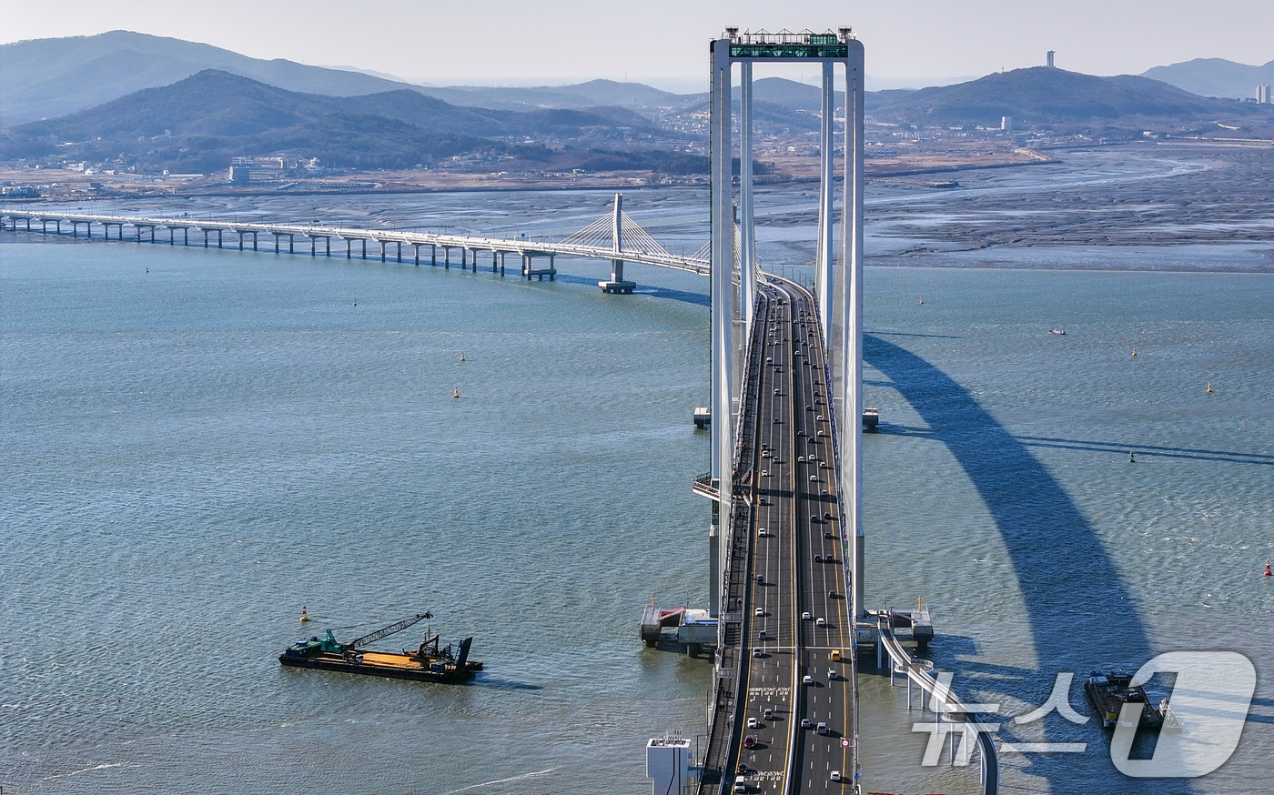 (인천=뉴스1) 이호윤 기자 = 인천 영종도와 육지를 잇는 세 번째 교량인 제3연륙교가 공식 명칭을 정하지 못하고 5일 개통을 맞이했다.인천시는 제3연륙교의 이름을 ‘청라하늘대교’ …