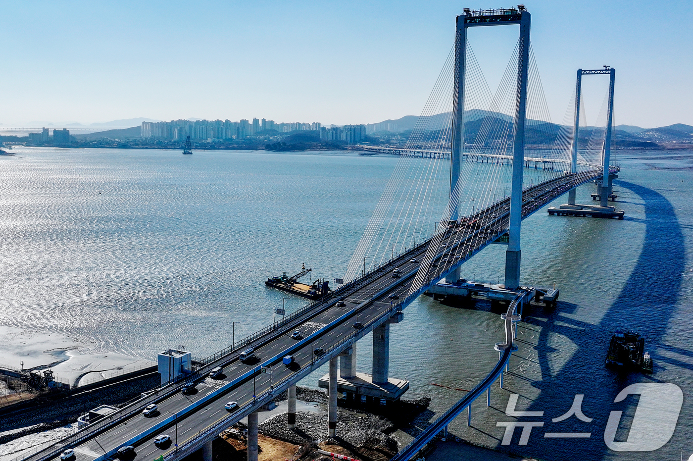 (인천=뉴스1) 이호윤 기자 = 인천 영종도와 육지를 잇는 세 번째 교량인 제3연륙교가 공식 명칭을 정하지 못하고 5일 개통을 맞이했다.인천시는 제3연륙교의 이름을 ‘청라하늘대교’ …