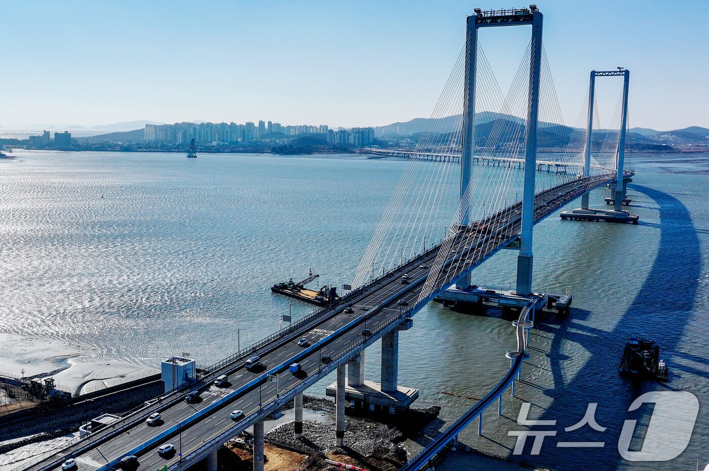 본문 이미지 - 인천 제3연륙교가 개통된 5일 차량들이 제3연륙교를 통행하고 있다. 2026.1.5/뉴스1 ⓒ News1 이호윤 기자
