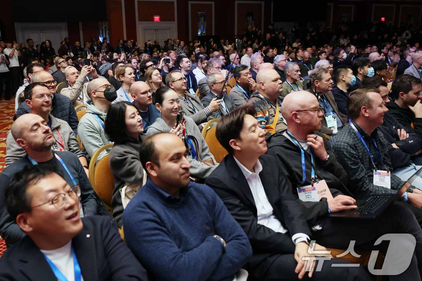 (라스베이거스(미국)=뉴스1) 황기선 기자 = 4일(현지시간) 미국 라스베이거스 윈호텔에서 열린 CES 2026 '더 퍼스트룩' 프레스 컨퍼런스에서 참석자들이 연설을 지켜보고 있다 …