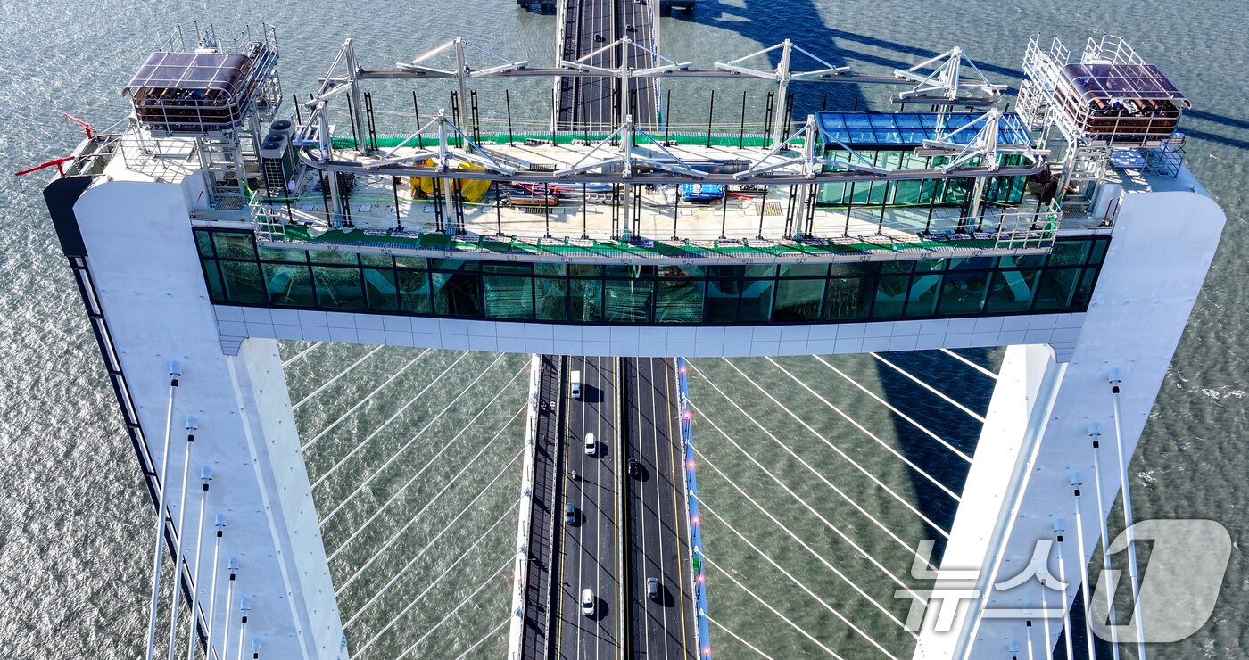 본문 이미지 - 인천 제3연륙교가 개통된 5일 차량들이 제3연륙교를 통행하고 있다. 2026.1.5/뉴스1 ⓒ News1 이호윤 기자