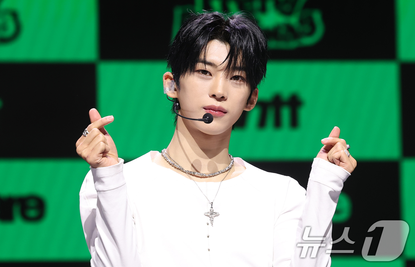 (서울=뉴스1) 권현진 기자 = 아이덴티티(idntt)의 두 번째 유닛인 예스위아(yesweare) 김도훈이 5일 서울 용산구 한남동 블루스퀘어에서 가진 쇼케이스에서 포즈를 취하고 …