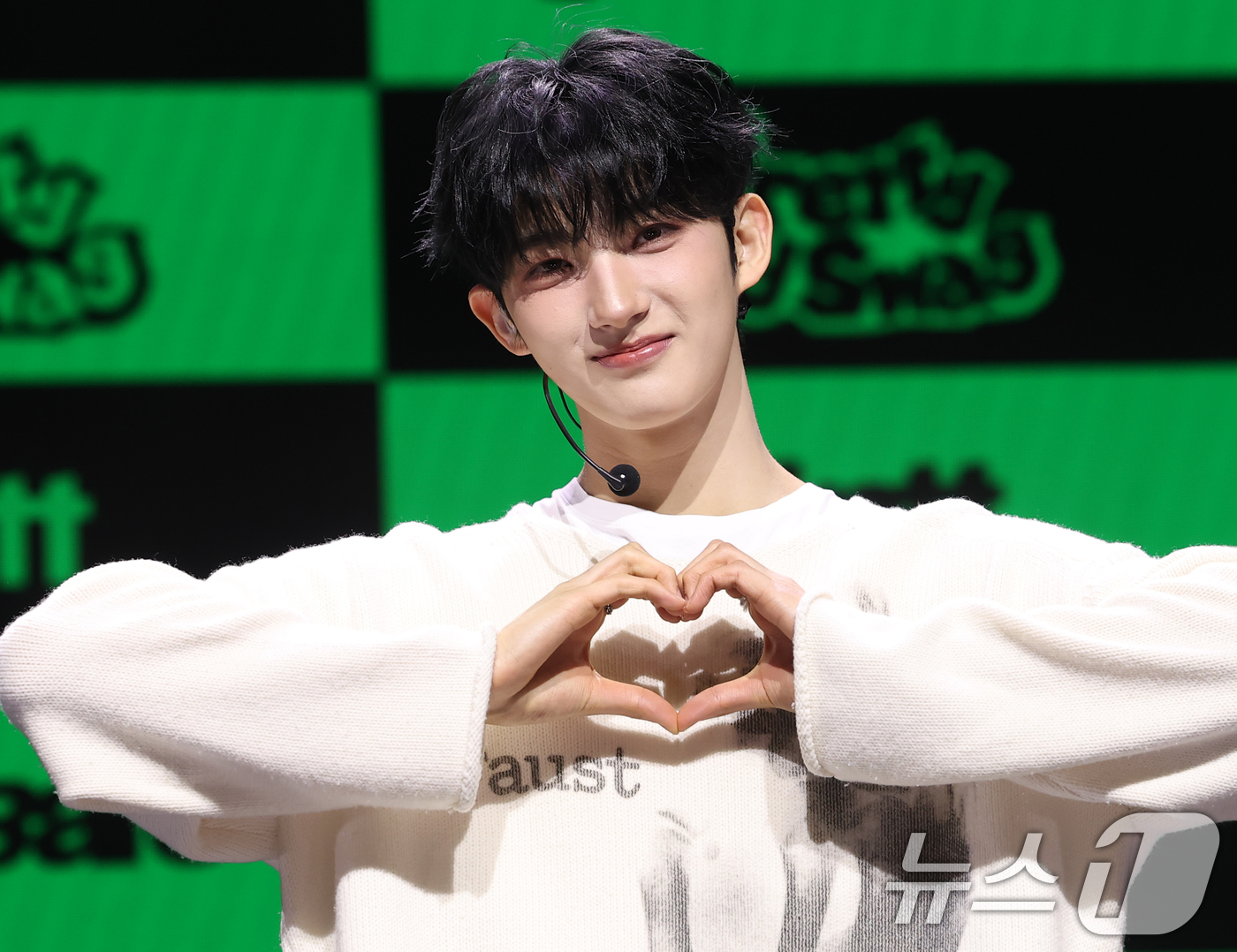 (서울=뉴스1) 권현진 기자 = 아이덴티티(idntt)의 두 번째 유닛인 예스위아(yesweare) 김희주가 5일 서울 용산구 한남동 블루스퀘어에서 가진 쇼케이스에서 포즈를 취하고 …