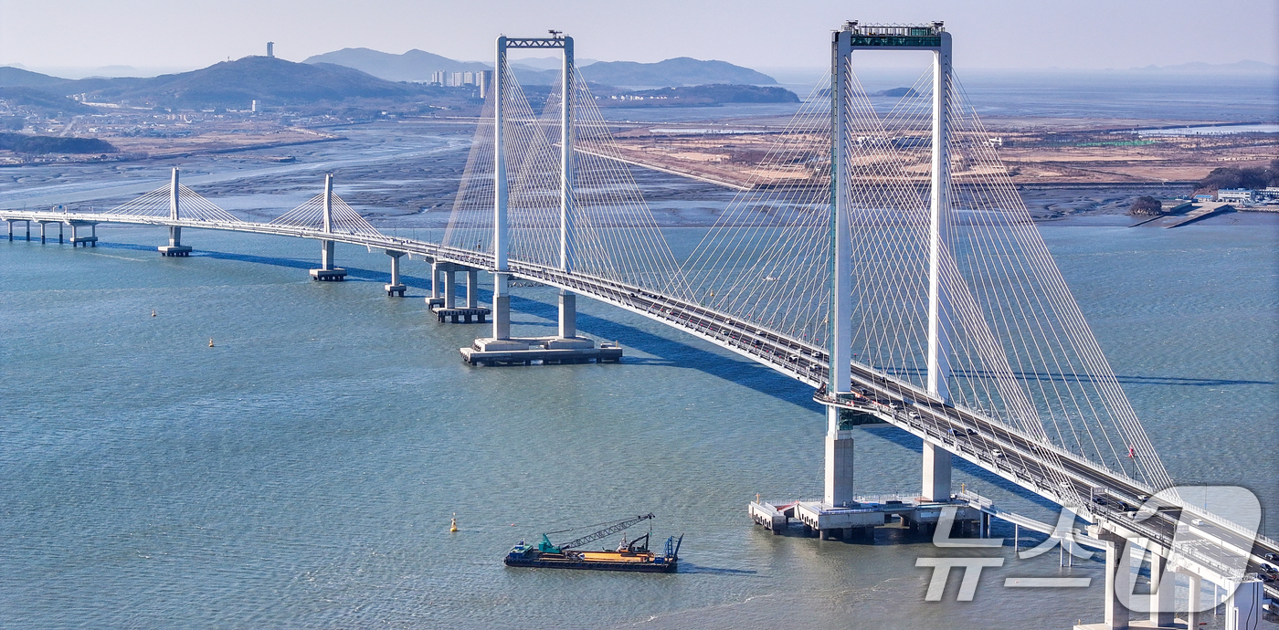 (인천=뉴스1) 이호윤 기자 = 인천 영종도와 육지를 잇는 세 번째 교량인 제3연륙교가 공식 명칭을 정하지 못하고 5일 개통을 맞이했다.인천시는 제3연륙교의 이름을 ‘청라하늘대교’ …