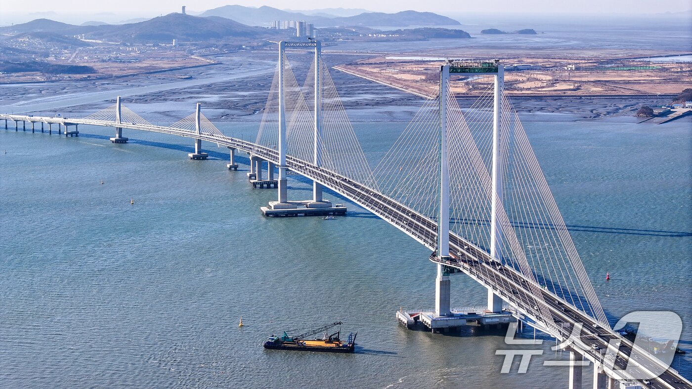 본문 이미지 - 인천 제3연륙교가 개통된 5일 차량들이 제3연륙교를 통행하고 있다. 2026.1.5/뉴스1 ⓒ News1 이호윤 기자