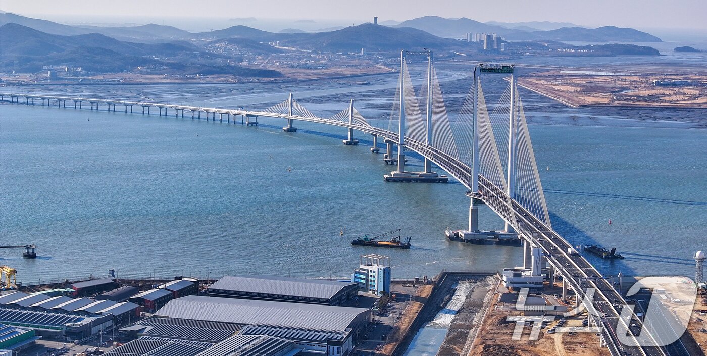 본문 이미지 - 인천 제3연륙교가 개통된 5일 차량들이 제3연륙교를 통행하고 있다. 2026.1.5/뉴스1 ⓒ News1 이호윤 기자