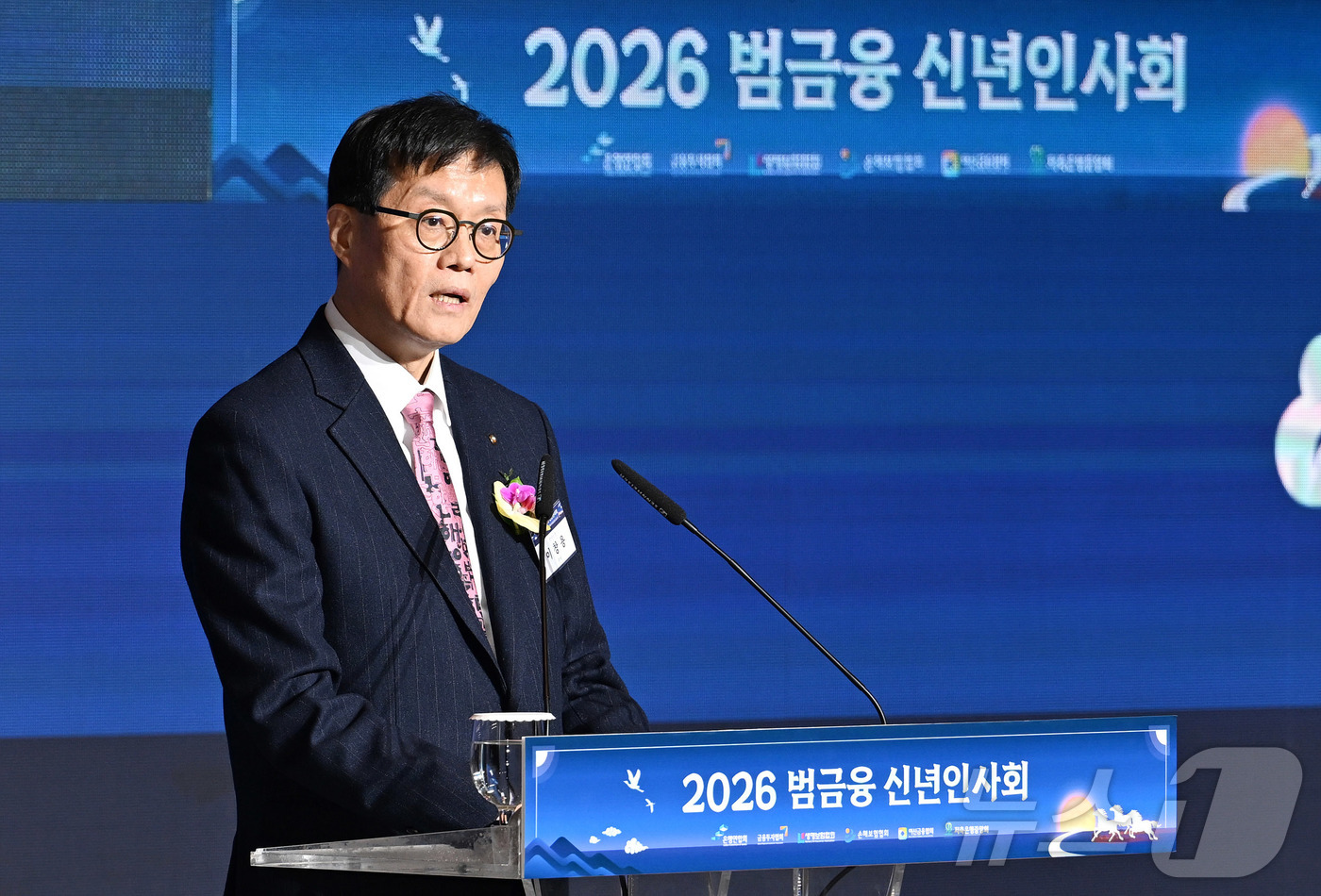 (서울=뉴스1) 이광호 기자 = 이창용 한국은행 총재가 5일 오후 서울 중구 롯데호텔에서 열린 '2026 범금융 신년인사회'에 참석해 신년사를 하고 있다. (공동취재) 2026.1 …