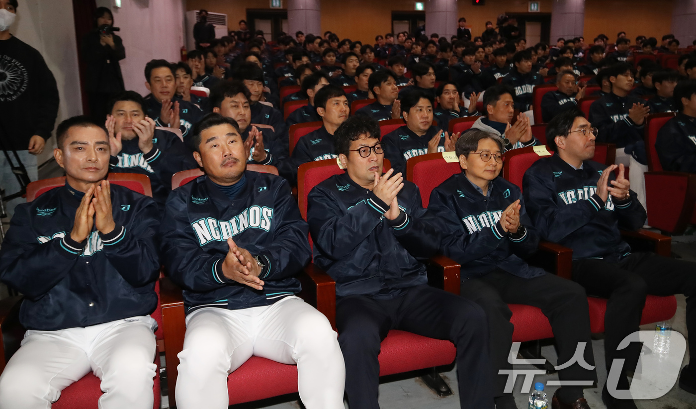(창원=뉴스1) 윤일지 기자 = 5일 오후 경남 창원 마산야구센터 올릭핌기념관 공연장에서 열린 '2026년 NC 다이노스 신년회'에서 이진만 대표이사, 임선남 단장, 이호준 감독, …
