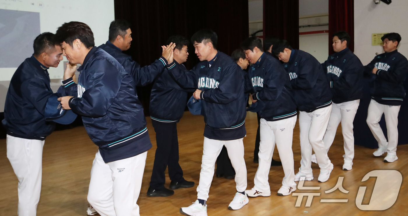 (창원=뉴스1) 윤일지 기자 = 5일 오후 경남 창원 마산야구센터 올릭핌기념관 공연장에서 열린 '2026년 NC 다이노스 신년회'에서 이호준 NC 다이노스 감독과 공필성 퓨처스 감 …