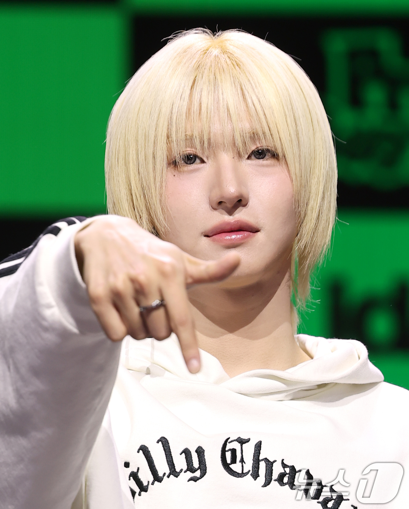 (서울=뉴스1) 권현진 기자 = 아이덴티티(idntt)의 유닛인 예스위아(yesweare) 이청명이 5일 서울 용산구 한남동 블루스퀘어에서 가진 쇼케이스에서 포즈를 취하고 있다. …