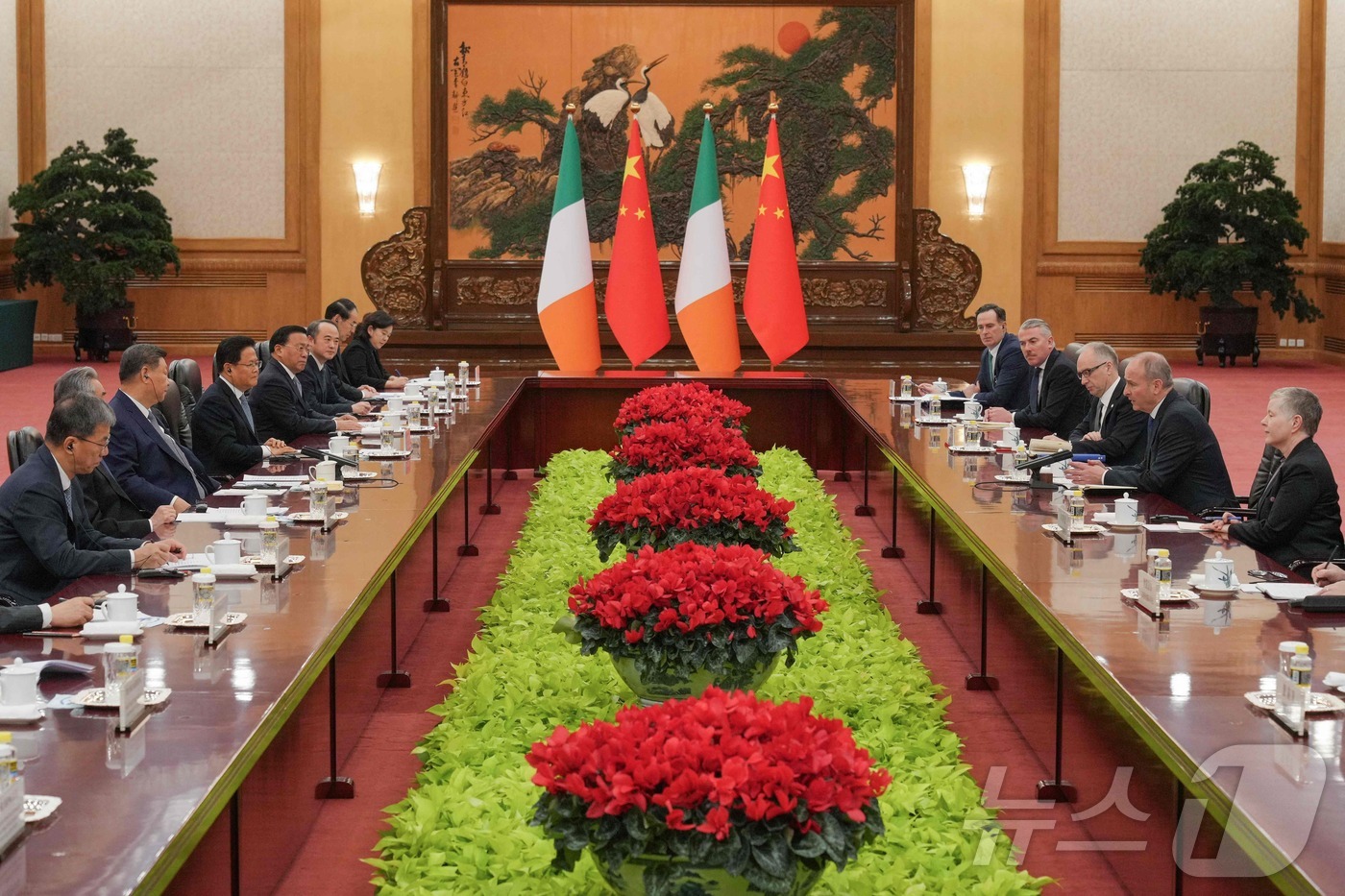 (AFP=뉴스1) 정은지 특파원 = 시진핑 중국 국가주석과 미할 마틴 아일랜드 총리가 5일 베이징 인민대회당에서 회담을 개최했다. 2026.1.5ⓒ AFP=뉴스1