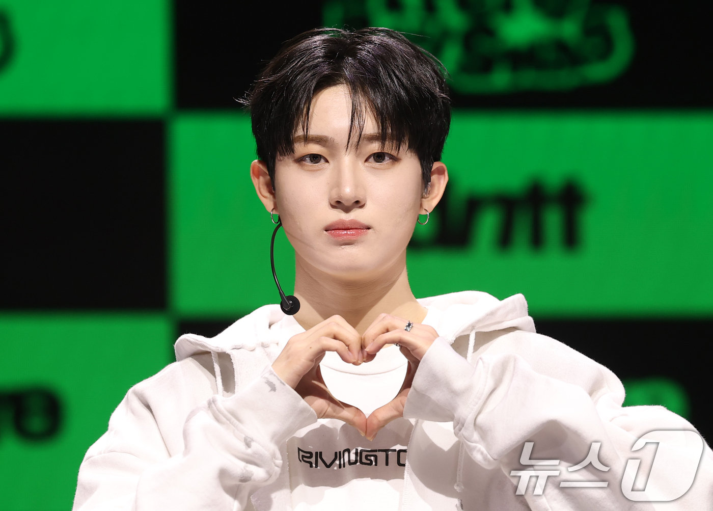 (서울=뉴스1) 권현진 기자 = 아이덴티티(idntt)의 유닛 예스위아(yesweare) 한예준이 5일 서울 용산구 한남동 블루스퀘어에서 가진 쇼케이스에서 포즈를 취하고 있다. 2 …