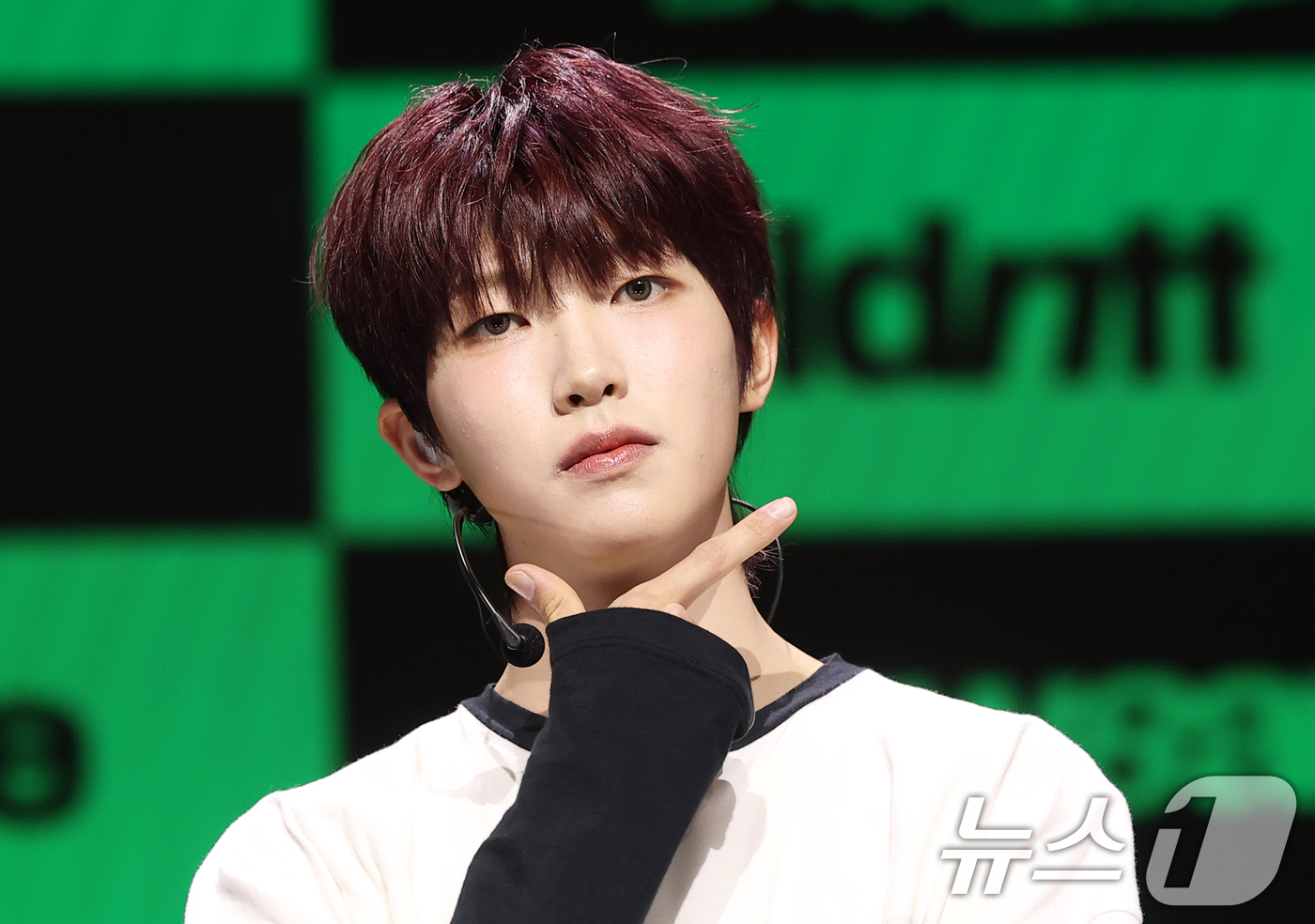 (서울=뉴스1) 권현진 기자 = 아이덴티티(idntt)의 유닛 예스위아(yesweare) 최경빈이 5일 서울 용산구 한남동 블루스퀘어에서 가진 쇼케이스에서 포즈를 취하고 있다. 2 …