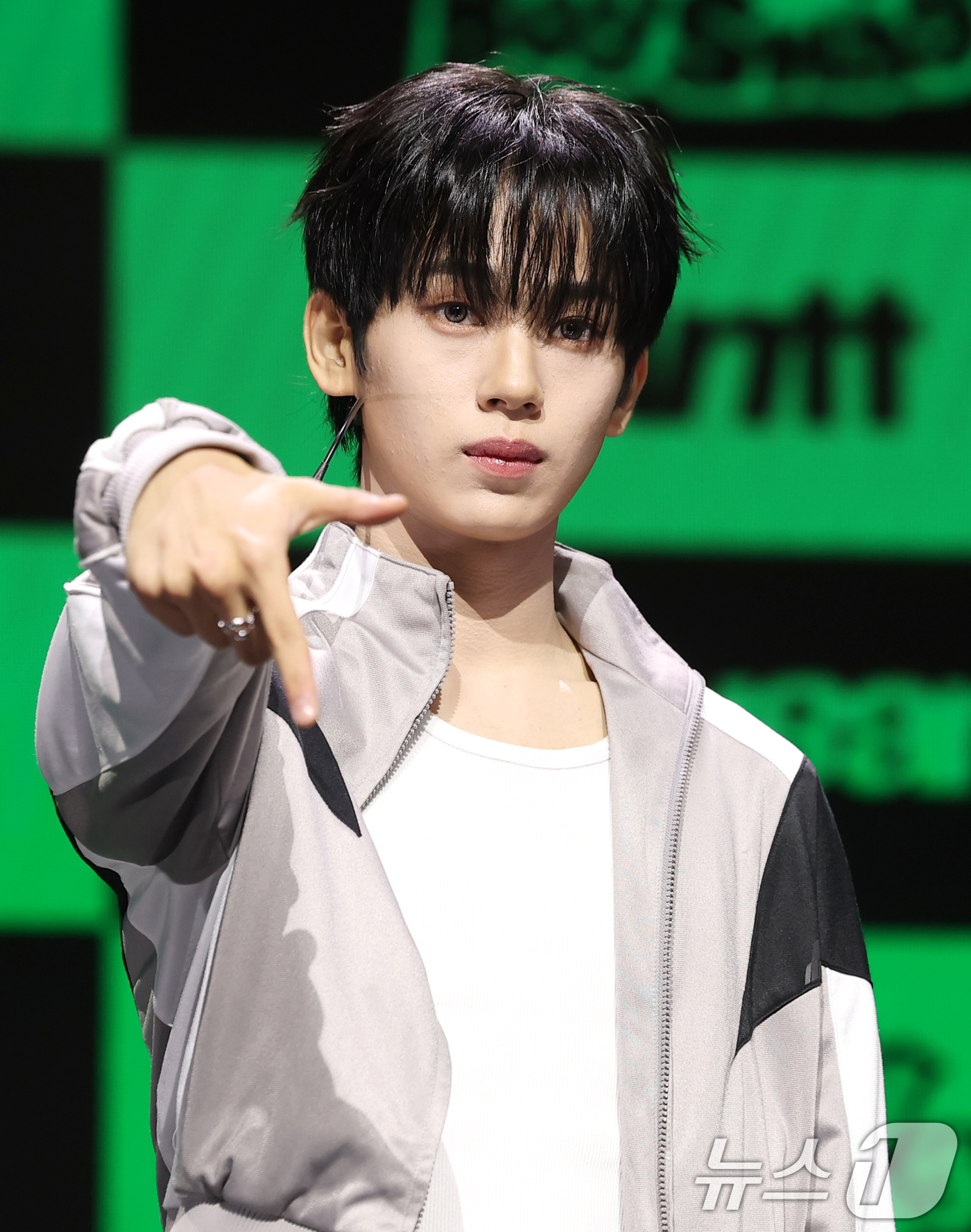 (서울=뉴스1) 권현진 기자 = 아이덴티티(idntt)의 유닛 예스위아(yesweare) 황은수가 5일 서울 용산구 한남동 블루스퀘어에서 가진 쇼케이스에서 포즈를 취하고 있다. 2 …