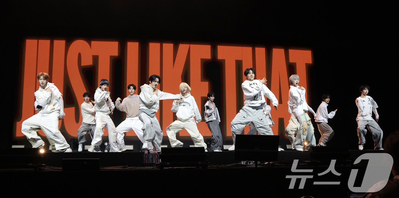 본문 이미지 - 아이덴티티(idntt)의 두 번째 유닛인 예스위아(yesweare)가 5일 서울 용산구 한남동 블루스퀘어에서 가진 쇼케이스에서 신곡을 선보이고 있다. 2026.1.5/뉴스1 ⓒ News1 권현진 기자
