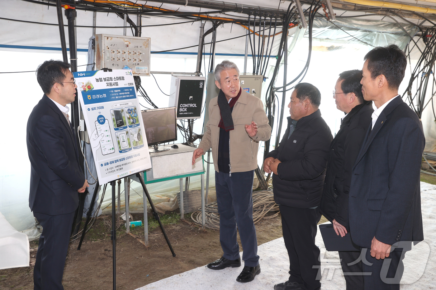 (서울=뉴스1) = 강호동 농협중앙회장이 5일 새해 첫 현장경영으로  충남 논산 토마트 하우스를 방문해 설치된 농협 보급형 스마트팜 시설에 대한 설명을 청취하고 있다.  (농협 제 …