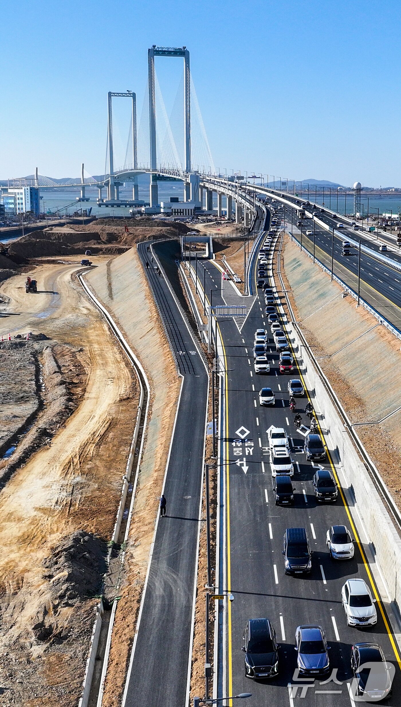 본문 이미지 - 인천 제3연륙교가 개통된 5일 차량들이 제3연륙교를 통행하고 있다. 2026.1.5/뉴스1 ⓒ News1 이호윤 기자