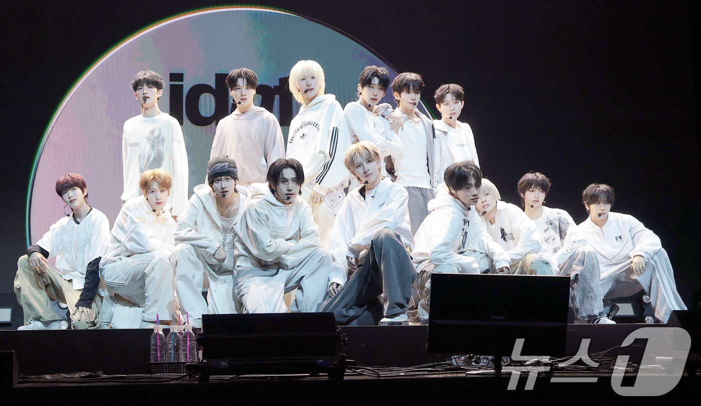 (서울=뉴스1) 권현진 기자 = 아이덴티티(idntt)의 두 번째 유닛인 예스위아(yesweare)가 5일 서울 용산구 한남동 블루스퀘어에서 가진 쇼케이스에서 포즈를 취하고 있다. …