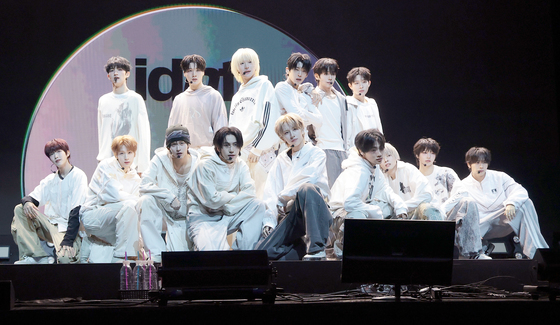 '15인조 컴백' 아이덴티티, 압도적 '메가' 퍼포먼스의 완성(종합)