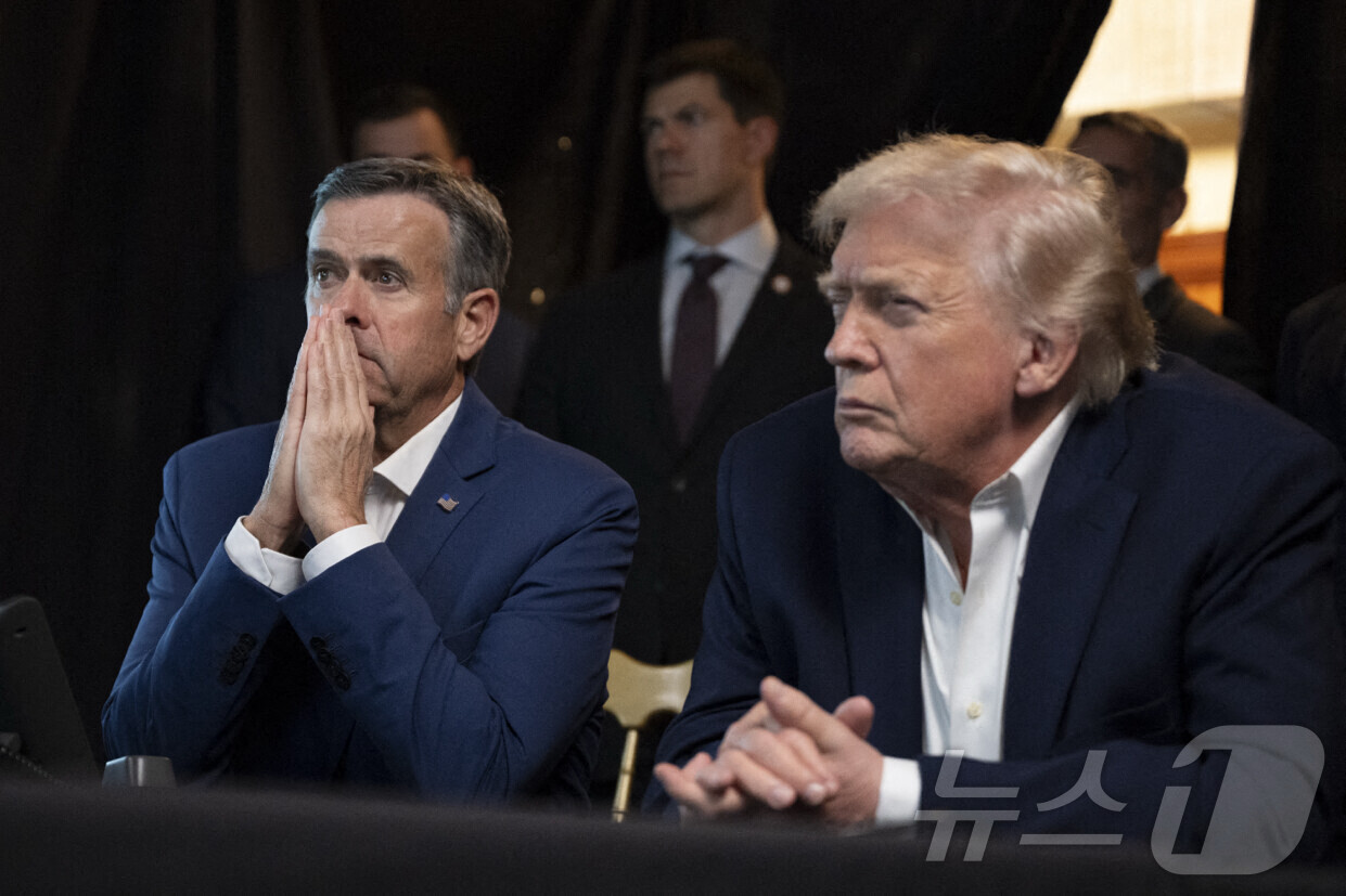 (팜비치 AFP=뉴스1) 권영미 기자 = 3일(현지시간) 미국 플로리다 팜비치 마러라고에서 미 중앙정보국(CIA) 국장 존 랫클리프(왼쪽)와 도널드 트럼프 대통령(오른쪽)이 미군의 …