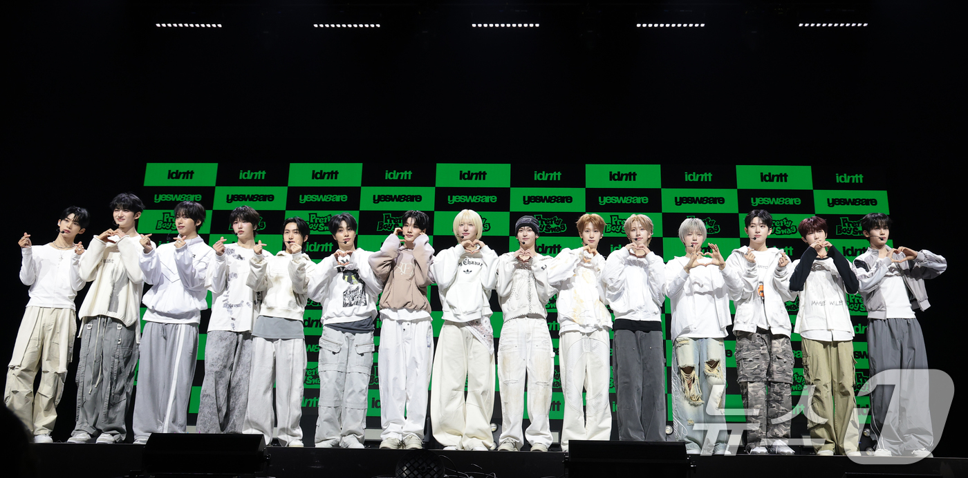 (서울=뉴스1) 권현진 기자 = 아이덴티티(idntt)의 두 번째 유닛인 예스위아(yesweare)가 5일 서울 용산구 한남동 블루스퀘어에서 가진 쇼케이스에서 포즈를 취하고 있다. …