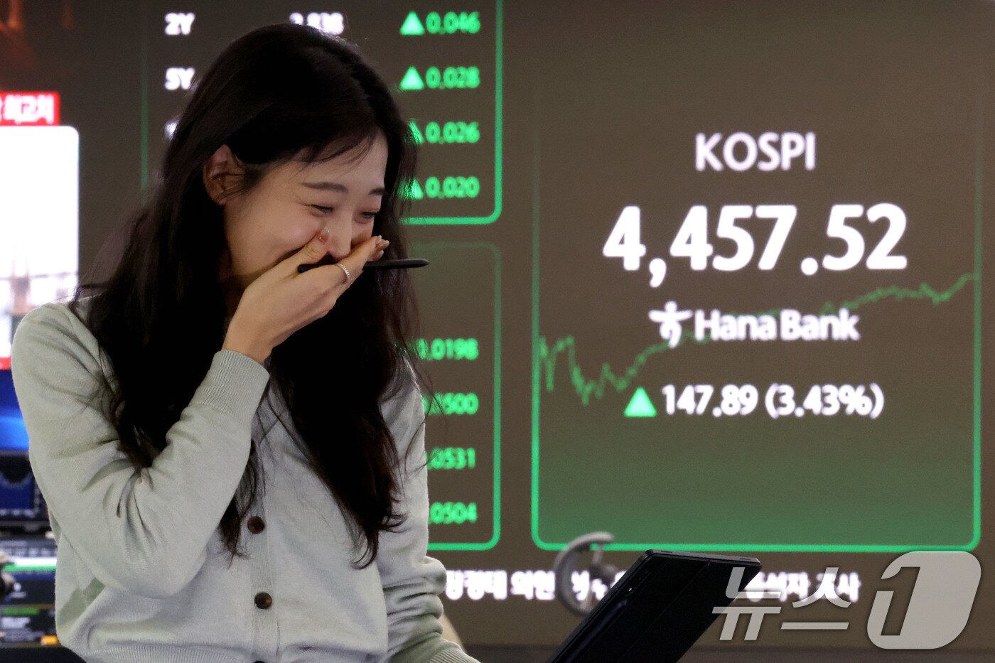 본문 이미지 - 코스피가 종가 기준 역대 최고치를 기록한 5일 서울 중구 하나은행 본점 딜링룸 현황판에 코스피 지수가 전장대비 147.89포인트(3.43%)상승한 4,457.52를 나타내고 있다. 2026.1.5/뉴스1 ⓒ News1 이광호 기자
