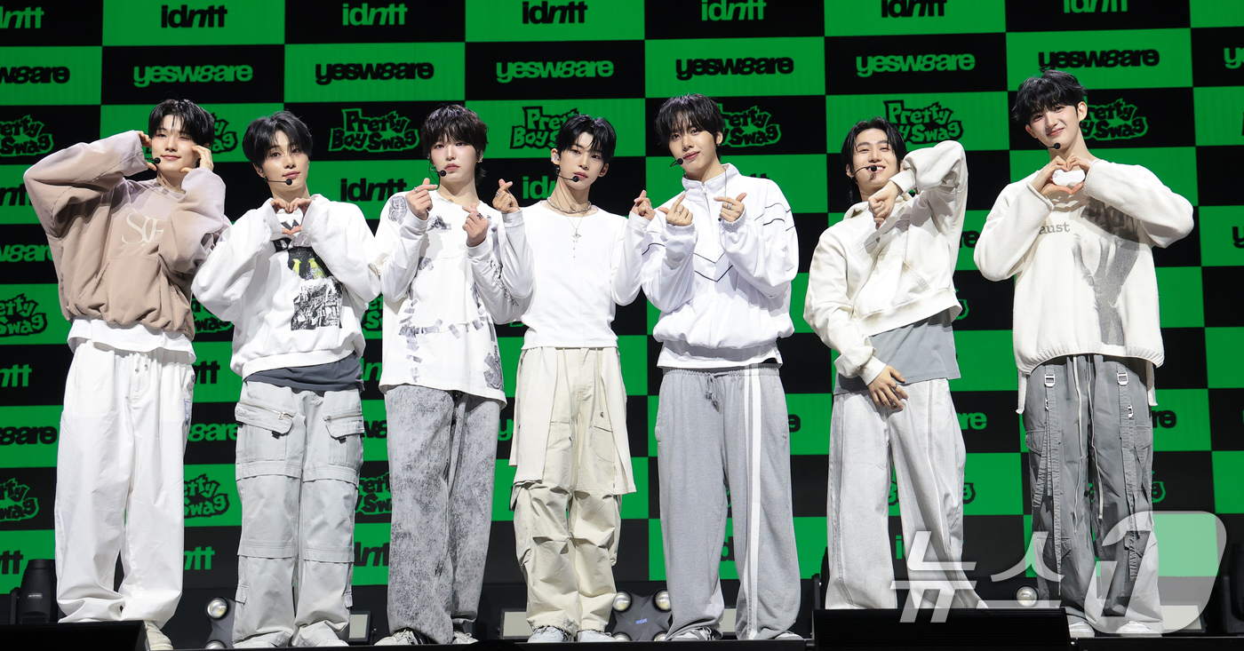 (서울=뉴스1) 권현진 기자 = 아이덴티티(idntt)가 5일 서울 용산구 한남동 블루스퀘어에서 가진 쇼케이스에서 포즈를 취하고 있다. 2026.1.5/뉴스1