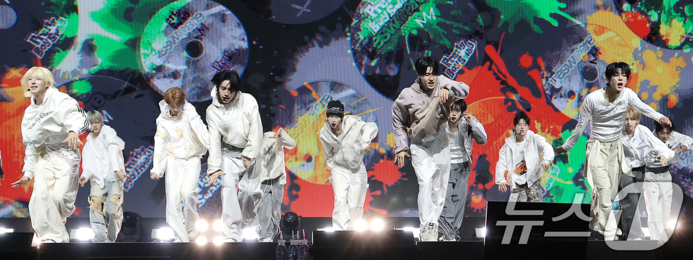 (서울=뉴스1) 권현진 기자 = 아이덴티티(idntt)가 5일 서울 용산구 한남동 블루스퀘어에서 가진 쇼케이스에서 신곡을 선보이고 있다. 2026.1.5/뉴스1