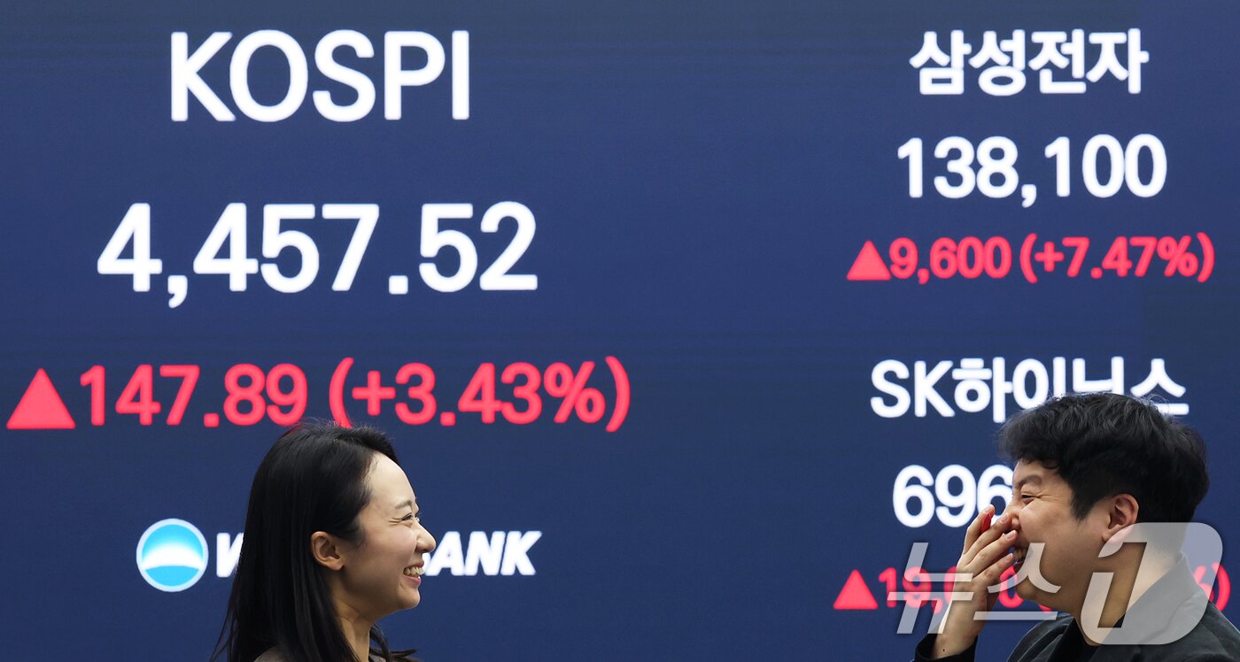 본문 이미지 - 코스피가 국내 반도체 대장주 삼성전자·SK하이닉스의 강세에 힘입어 사상 최고치 기록을 갈아치운 5일 오후 서울 중구 우리은행 본점 딜링룸 전광판에 종가가 표시되고 있다. 2026.1.5/뉴스1 ⓒ News1 오대일 기자