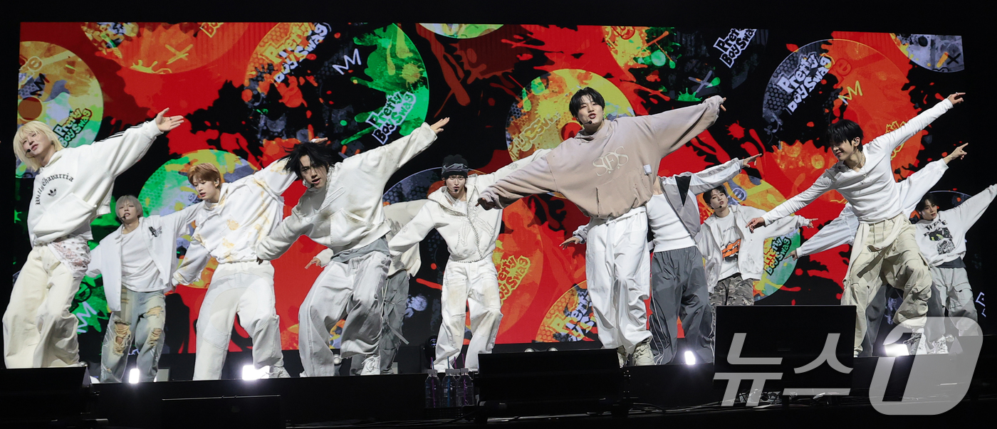 (서울=뉴스1) 권현진 기자 = 아이덴티티(idntt)가 5일 서울 용산구 한남동 블루스퀘어에서 가진 쇼케이스에서 신곡을 선보이고 있다. 2026.1.5/뉴스1